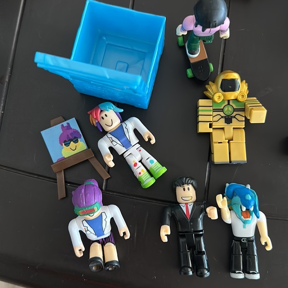 Roblox collectible figures bundled grab bag lot of 6 + box and paint stand - Picture 5 of 6